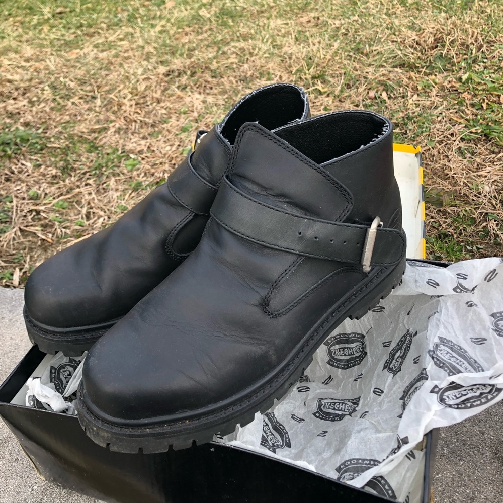 Men’s black leather ankle boots by Skechers  size 10